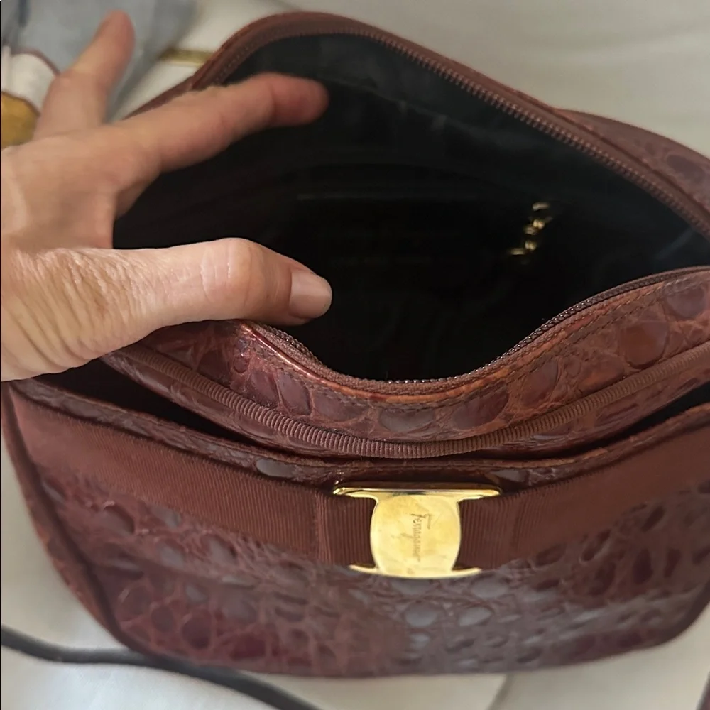 Vintage Ferragamo cross body bag - Picture 2 of 3